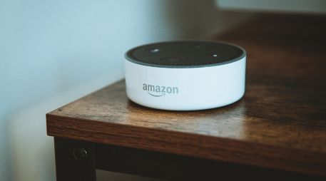 Una de las primeras configuraciones que deberías ajustar en tu Amazon Echo Dot es la calidad de sonido. UNSPLASH / N. J LECLERCQ