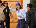 La presidenta electa Keiko Fujimori saluda a los periodistas al salir de su casa en Lima, Perú, el viernes 3 de julio de 2026. AP/M. Mejía