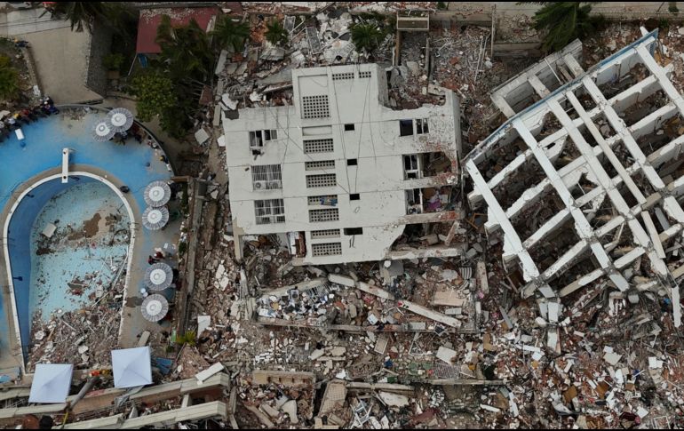Esta imagen del jueves 2 de julio de 2026 muestra edificios que se derrumbaron durante los dos terremotos recientes en La Guaira, Venezuela. AP/M. Delacroix
