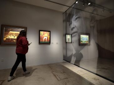 La obra de Quezada es "un recordatorio" para cuestionar el lugar que hoy ocupa el fútbol y cómo este deporte se ha convertido en "un emblema de un patriotismo. EFE / J. Méndez