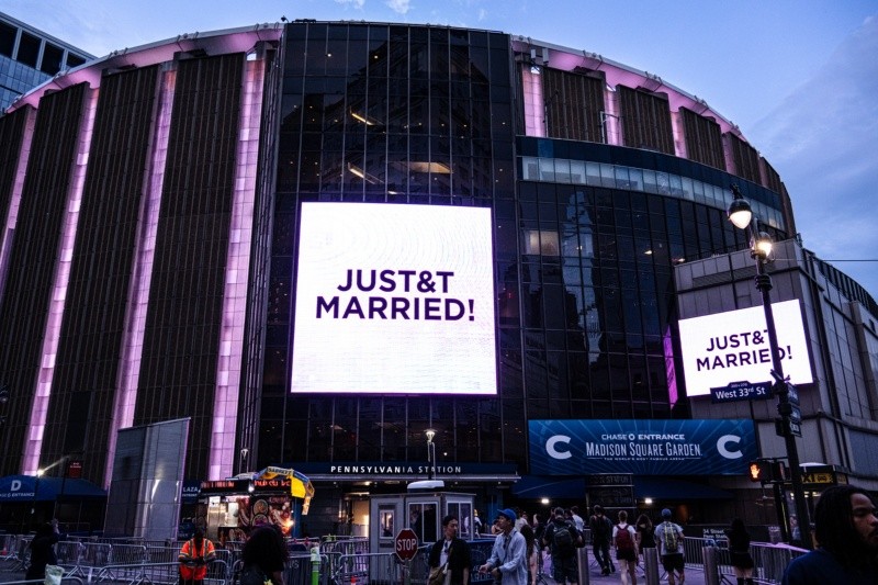 NEW YORK (United States), 03/07/2026.- Madison Square Garden is lit in pink and displays a sign reading 'JUST&T MARRIED' during Taylor Swift and Travis Kelce’s wedding celebration in New York, New York, USA, 03 July 2026. (Nueva York) EFE/EPA/LAURA BRETT