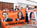 Simpatizantes de Keiko Fujimori sostienen carteles a la espera de su discurso tras ser declarada presidenta electa de Perú por parte del Jurado Nacional de Elecciones este viernes, en Lima. EFE/S. Blanco