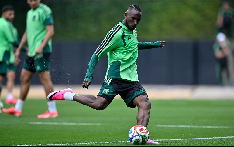 Julián Quiñones en el entrenamiento de la selección mexicana, que el domingo enfrentará a la de Inglaterra en el estadio Azteca. IMAGO7/E. Espinosa