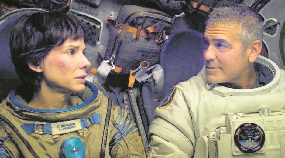 Escena de la cinta “Gravedad” (2013) en la que se ve a Sandra Bullock y George Clooney. Alfonso Cuarón fue reconocido con el BAFTA por este filme. AFP