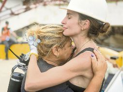 Una rescatista abraza a una mujer durante la jornada de búsqueda. EFE