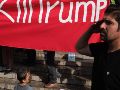 Una pancarta llama a matar al presidente Donald Trump en los funerales del asesinado líder supremo de Irán Alí Jameneí. EFE / Jaime León
