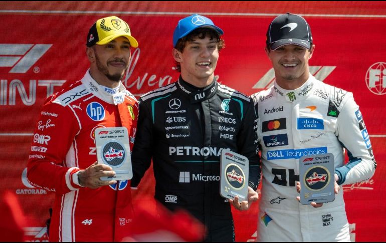 Lewis Hamilton (Ferrari) salió desde la pole position y lideró las primeras vueltas, pero terminó viéndose superado por la potencia del Mercedes de Kimi Antonelli. Lando Norris (McLaren), vigente campeón del mundo británico, fue tercero. AFP