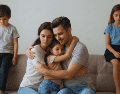 En estas dinámicas tóxicas, el hijo favorito se convierte en un instrumento para cumplir las metas frustradas del adulto, mientras que el resto de los hermanos queda relegado a un segundo plano emocional. ESPECIAL / CANVA