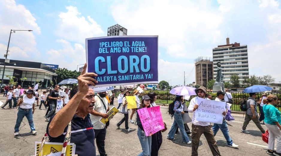 Los manifestantes exigen acciones concretas e inmediatas para mejorar la calidad del agua. EL INFORMADOR/A. Navarro