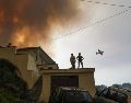 El siniestro fue atendido por más de medio centenar de personas, entre bomberos, miembros de protección civil y personal médico. EFE/P. Cunha