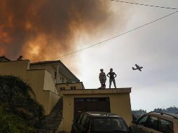 El siniestro fue atendido por más de medio centenar de personas, entre bomberos, miembros de protección civil y personal médico. EFE/P. Cunha