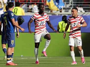 Folarin Balogun celebró el primer gol de Estados Unidos a lo LeBron James, en el partido de dieciseisavos de final ante Bosnia y Herzegovina. EFE/B. FANJOY