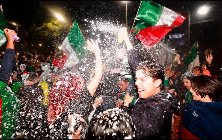 Aficionados de México celebran el triunfo sobre Ecuador el pasado martes, al terminar la transmisión de un partido de dieciseisavos de final del Mundial de la FIFA 2026, en Toluca. EFE/ F. Gutiérrez