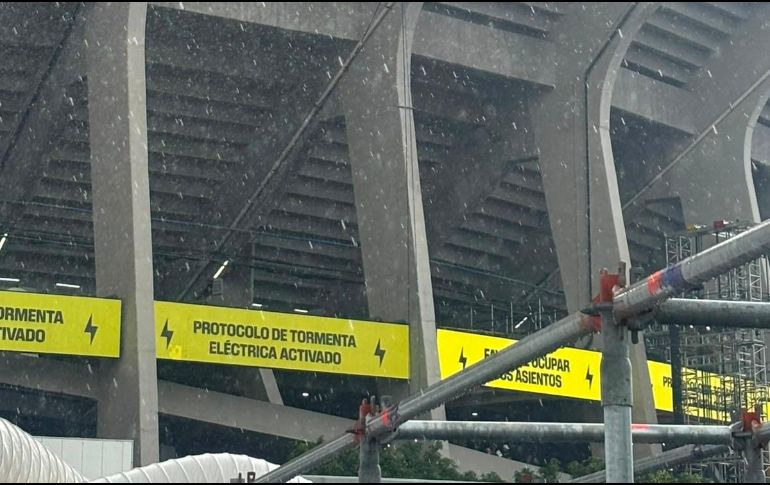 La fuerte lluvia sorprendió a los aficionados que ya habían ingresado al Estadio Ciudad de México. EL INFORMADOR/ P. GALLARDO.