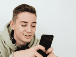El consumo constante de contenidos de corta duración mantiene al cerebro en un estado de estimulación continua que dificulta la concentración y favorece el agotamiento mental. CANVA