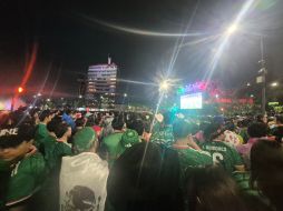 Las miles de playeras verdes que se dieron cita en la guardiana de la ciudad abandoron el monumento, con tal de acabar con un noche que terminó en tristeza para las y los tapatíos. EL INFORMADOR / O. GONZÁLEZ
