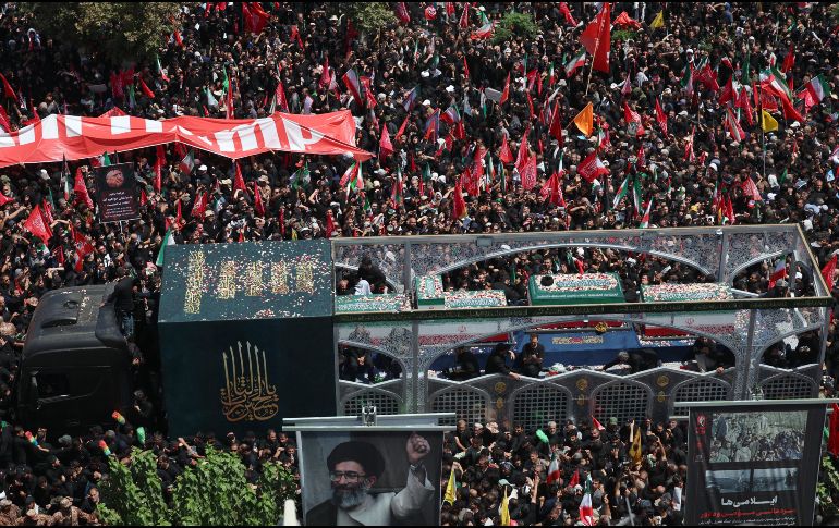 El jueves, finalmente, será enterrado Jameneí en la ciudad sagrada de Mashad, en el noreste del país, en el mausoleo del imán Reza, el octavo imán del chiísmo. EFE/EPA/A. Taherkenareh