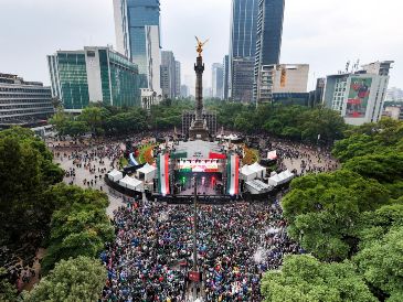 Aficionados en el Ángel de la Independencia previo al partido entre México e Inglaterra el domingo 5 de julio. EFE/T. Pérez