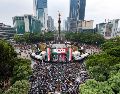 Aficionados en el Ángel de la Independencia previo al partido entre México e Inglaterra el domingo 5 de julio. EFE/T. Pérez