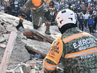 Voluntarios y rescatistas trabajan en un edificio derrumbado por el doble terremoto en Catia La Mar, Venezuela. ESPECIAL/X/ @Defensamx1