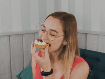 La sensación de querer un postre después de comer responde, en muchos casos, a una combinación de procesos biológicos, hábitos cotidianos y preferencias sensoriales. CANVA