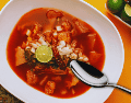 En el Mercado Libertad se puede encontrar desde un reconfortante plato de menudo rojo hasta las clásicas y picantes tortas ahogadas tapatías. ESPECIAL / CANVA