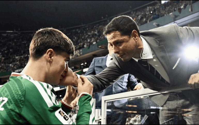 Javier Hernández le extiende la mano y le dedica unas palabras de apoyo al joven promesa. X/@hardchivaspix