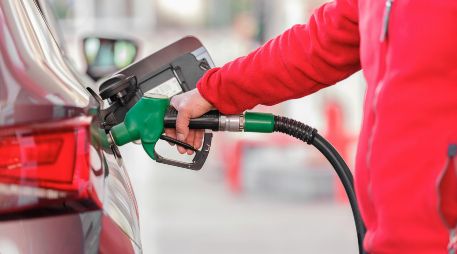 La nueva Clara Fleet Card incluye el Complemento de Hidrocarburos, un requisito técnico indispensable establecido por las autoridades para que los consumos de gasolina sean legalmente deducibles ante el fisco mexicano. Unsplash