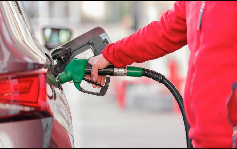 La nueva Clara Fleet Card incluye el Complemento de Hidrocarburos, un requisito técnico indispensable establecido por las autoridades para que los consumos de gasolina sean legalmente deducibles ante el fisco mexicano. Unsplash