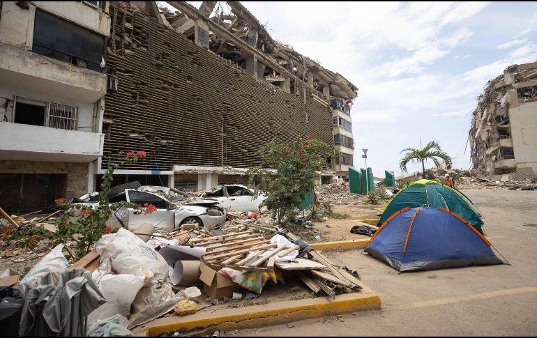Fotografía que muestra un edificio de las residencias Belo Horizonte en estado de colapso en Catia La Mar, Venezuela. EFE/ R. Peña