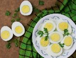 La preparación hervida del huevo destaca como la mejor forma de consumo debido a que no añade grasas ni calorías adicionales al menú. UNSPLASH / T. Rumee