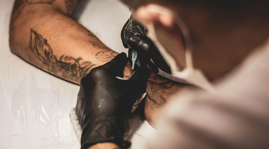 El programa CultivArte y la DICOE ofrecen un curso gratuito de tatuaje desde cero en Zapopan. Unsplash