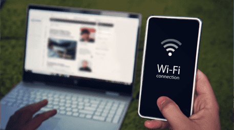 Si tu dispositivo cuenta con esta característica, podrás utilizarla directamente desde la configuración del WiFi o incluso desde la aplicación de la cámara, dependiendo del modelo del teléfono. CANVA