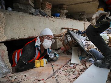 Unos 200 mineros artesanales del sur de Venezuela cambiaron las galerías subterráneas para ayudar a recuperar los cuerpos de las víctimas que dejó el doble terremoto que azotó esta zona costera el 24 de junio. EFE/ R. Martínez