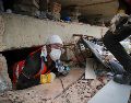 Unos 200 mineros artesanales del sur de Venezuela cambiaron las galerías subterráneas para ayudar a recuperar los cuerpos de las víctimas que dejó el doble terremoto que azotó esta zona costera el 24 de junio. EFE/ R. Martínez