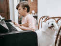 La música funciona como un complemento para disminuir el estrés, aunque no sustituye el entrenamiento conductual. CANVA