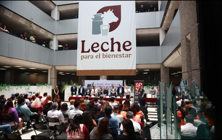 Leche para el Bienestar inauguró una feria del libro para impulsar la lectura y la capacitación de su personal. CORTESÍA.
