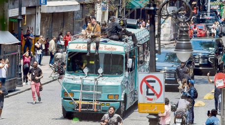 El guitarrista de U2, Dave Evans, actúa durante el segundo día de grabación de su videoclip en el centro de la Ciudad de México, el 13 de mayo de 2026. AFP