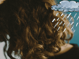 El cabello seco posee una alta porosidad y tiende a absorber con facilidad la humedad. UNSPLASH / A. NOVIK