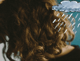 El cabello seco posee una alta porosidad y tiende a absorber con facilidad la humedad. UNSPLASH / A. NOVIK