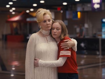 Fotograma cedido por HBO Max donde aparecen Jean Smart como Deborah Vance y Hannah Einbinder como Ava Daniels, durante la escena de un episodio de la serie 