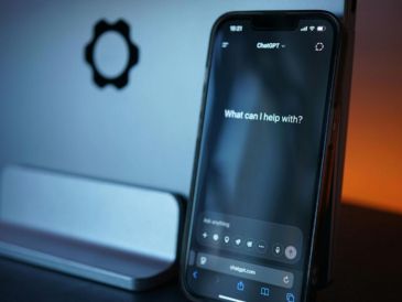 El nuevo modelo de voz de ChatGPT que elimina las conversaciones robóticas y mejora la interacción con respuestas más naturales y personalizadas. CANVA