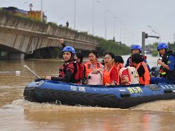Rescatistas evacuan a maestros y estudiantes atrapados en el parque educativo de Xijiang, en la ciudad de Guigang, en la región autónoma zhuang de Guangxi, en el sur de China, el 8 de julio de 2026. Xinhua/Z. Hua