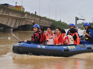 Rescatistas evacuan a maestros y estudiantes atrapados en el parque educativo de Xijiang, en la ciudad de Guigang, en la región autónoma zhuang de Guangxi, en el sur de China, el 8 de julio de 2026. Xinhua/Z. Hua