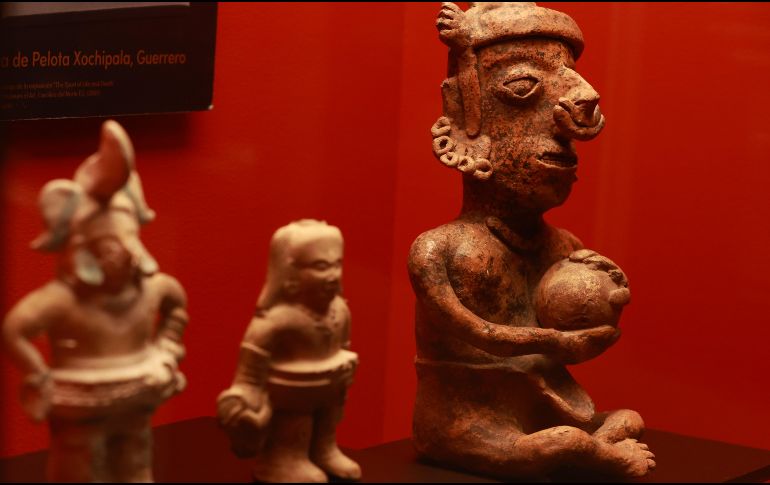 La magnitud de la exposición se refleja en sus números, reuniendo más de 100 piezas y lotes de diversos acervos arqueológicos y etnográficos. EFE/M. Guzmán