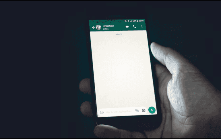 Revisa las fotos que almacena tu WhatsApp de manera periódica y haz una limpieza. UNPSLASH