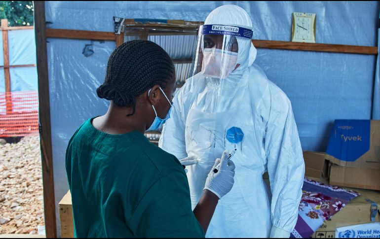 Trabajadores de salud trabajan en el Centro Medico Evangelico, en Bunia, en el este de República Democrática del Congo, donde estaba previsto hacer ensayos clínicos sobre el ebola. AP /D. Lotsima