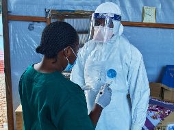 Trabajadores de salud trabajan en el Centro Medico Evangelico, en Bunia, en el este de República Democrática del Congo, donde estaba previsto hacer ensayos clínicos sobre el ebola. AP /D. Lotsima