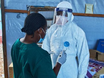 Trabajadores de salud trabajan en el Centro Medico Evangelico, en Bunia, en el este de República Democrática del Congo, donde estaba previsto hacer ensayos clínicos sobre el ebola. AP /D. Lotsima