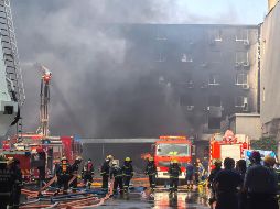 Bomberos trabajan tras un incendio registrado en una fábrica de calzado, en la aldea de Jiangtou, en el poblado de Chendai de la ciudad de Jinjiang, en la provincia de Fujian, en el sureste de China, el 9 de julio de 2026. Xinhua/Z. Liang